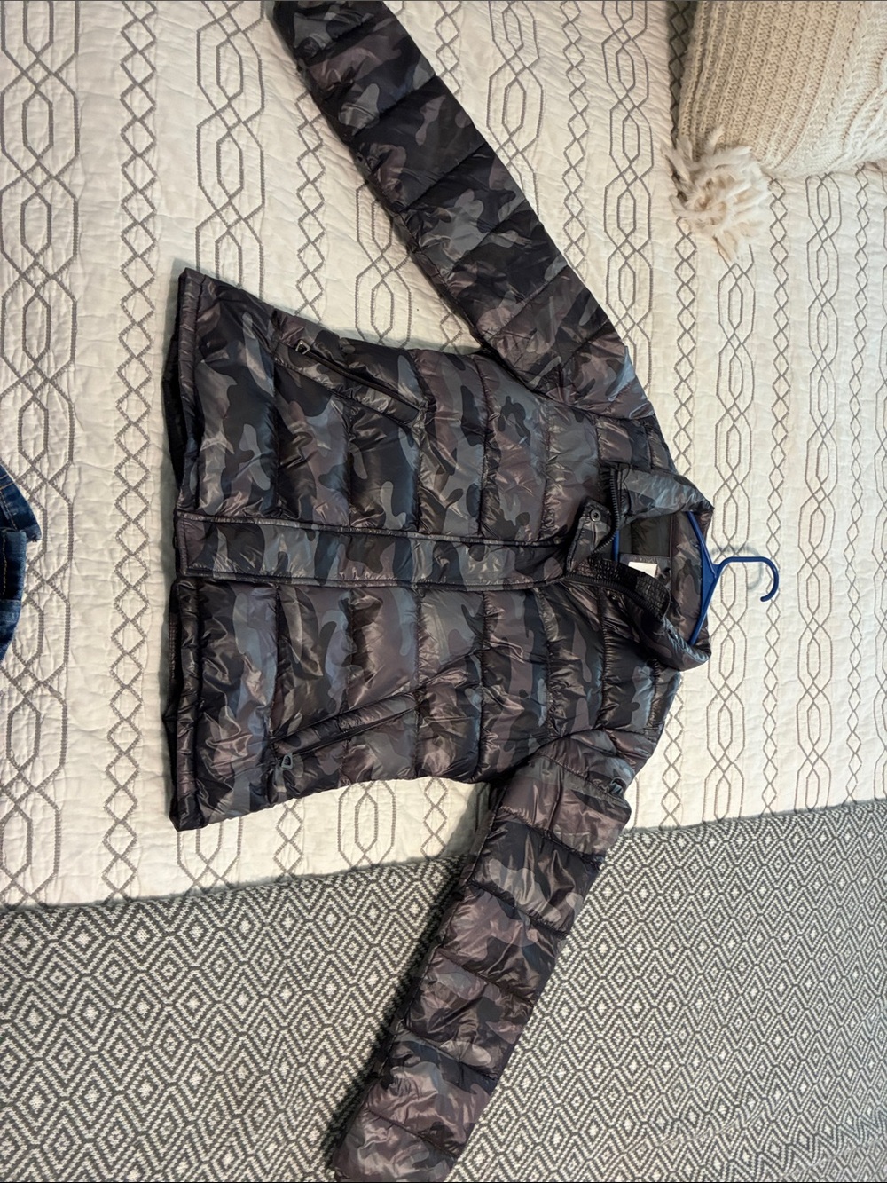 GAP Women's Black & Gray Camouflage Lightweight Puffer Jacket